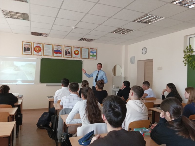 Руководитель районного отделения Госавтоинспекции в Кабардино-Балкарии провел практикумы дорожной безопасности для старшеклассников