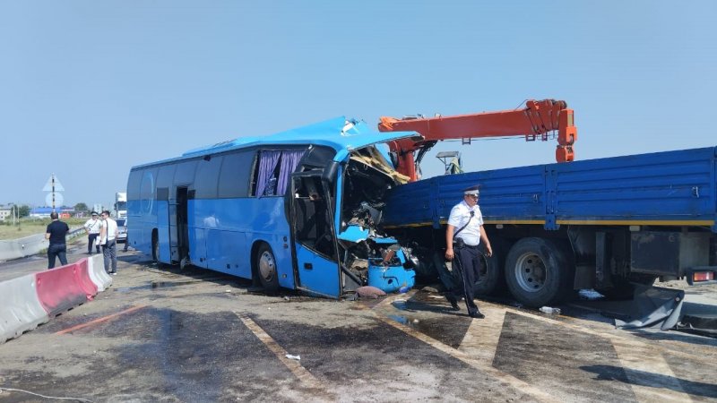 Полицейские Кабардино-Балкарии выясняют обстоятельства ДТП с участием рейсового автобуса и Камаза